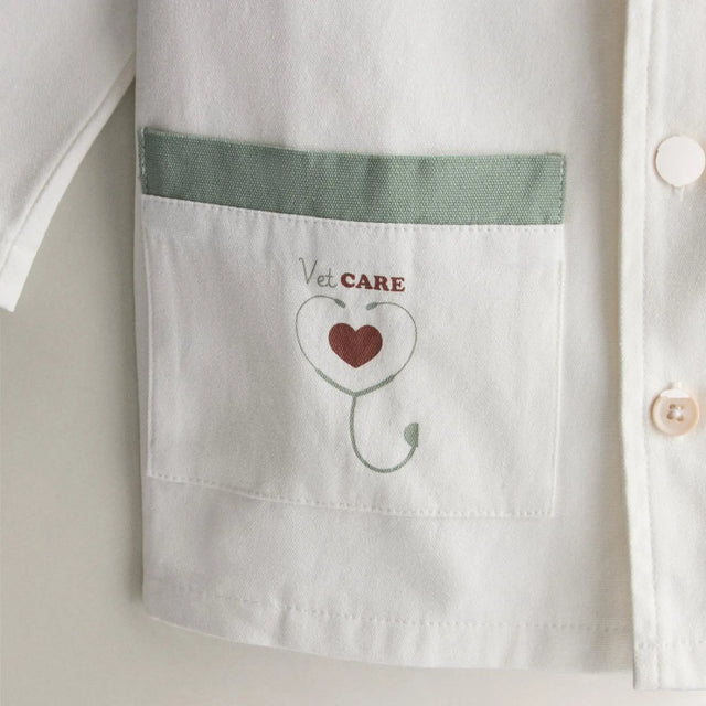 Dyrlægekostume med detaljer.