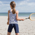 Barn iført Petit Crabe Alex badeshorts i Blue ved stranden.