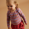 Baby iført Soft Gallery Bob stribet body i Violet Tulip.