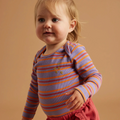 Baby iført Soft Gallery Bob stribet body i Violet Tulip.