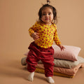 Baby iført Soft Gallery Bob Winterflower body i Old Gold.