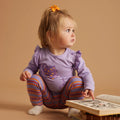 Barn iført Soft Gallery Paula leggings i Violet Tulip Stripe.