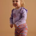 Barn iført Soft Gallery Paula leggings i Violet Tulip Stripe.